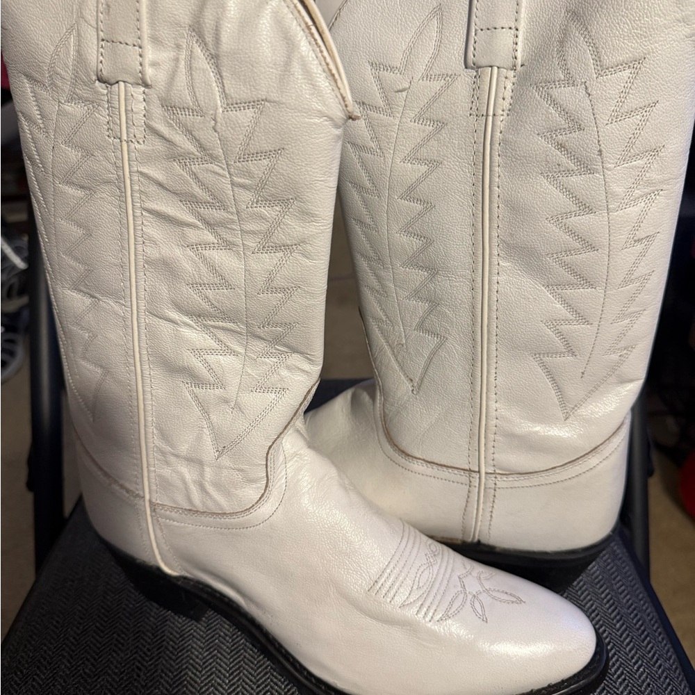 Classic Women’s leather Western Boots in White. Never been worn.